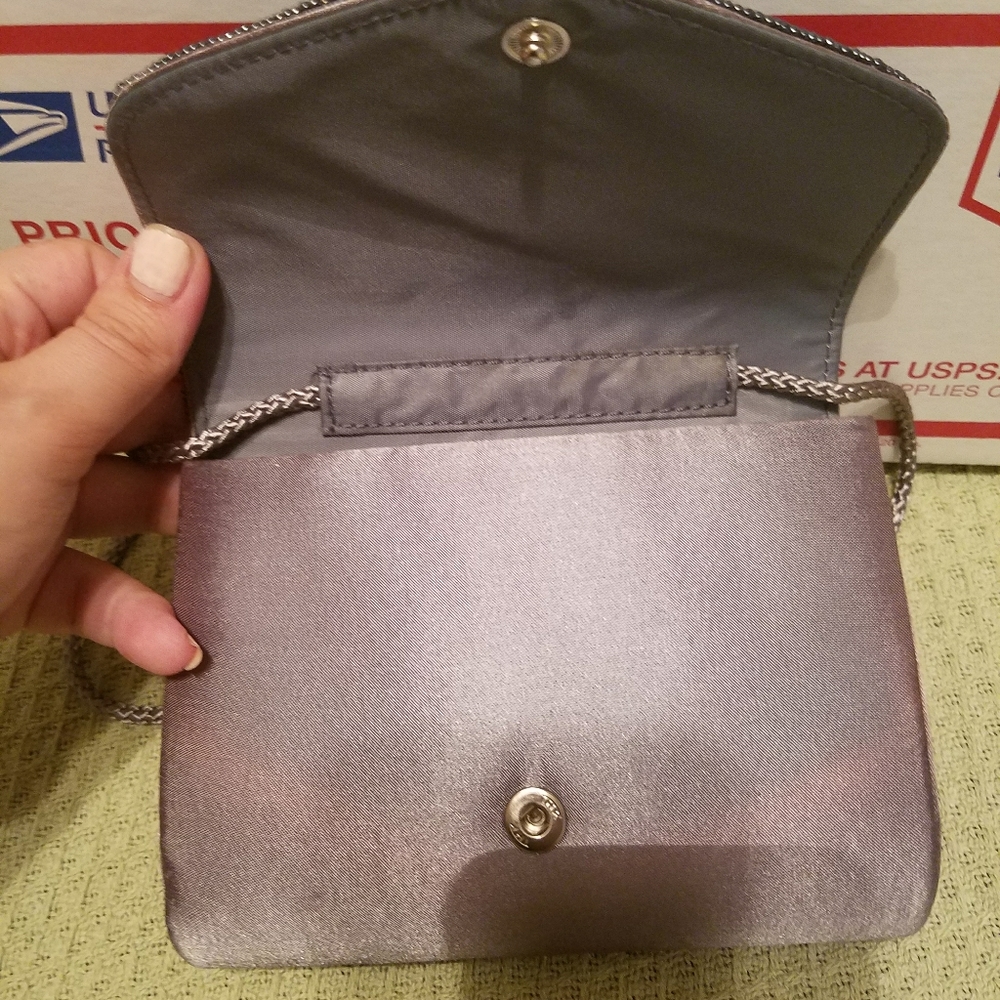 6/$30 😇 La Regale clutch - Picture 2 of 3